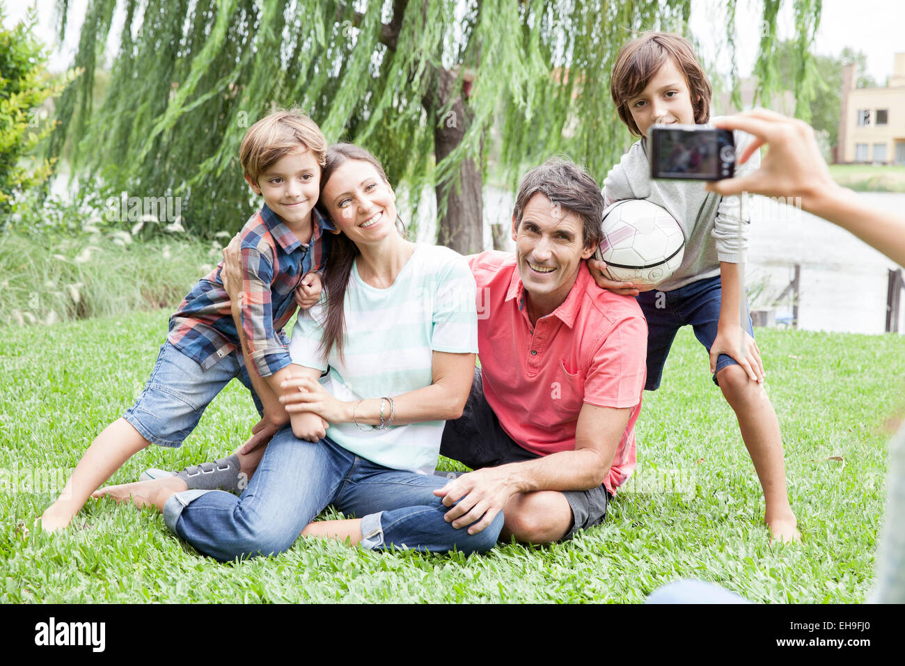 Utilizzando una fotocamera digitale per fotografare una famiglia con due bambini, punto di vista personale Foto Stock