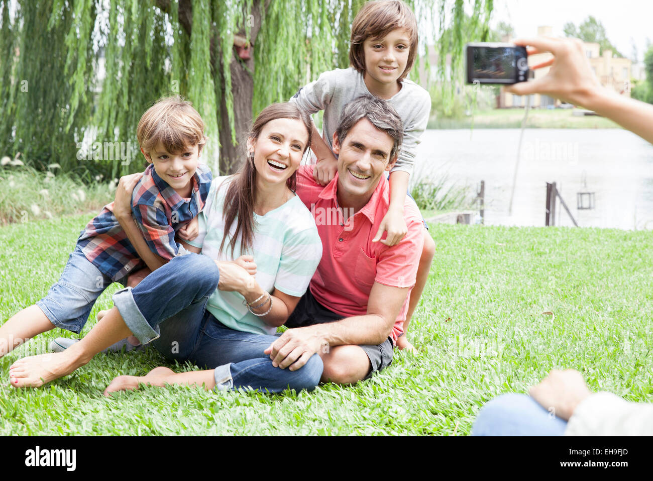 Utilizzando una fotocamera digitale per fotografare la famiglia, prospettiva personale Foto Stock