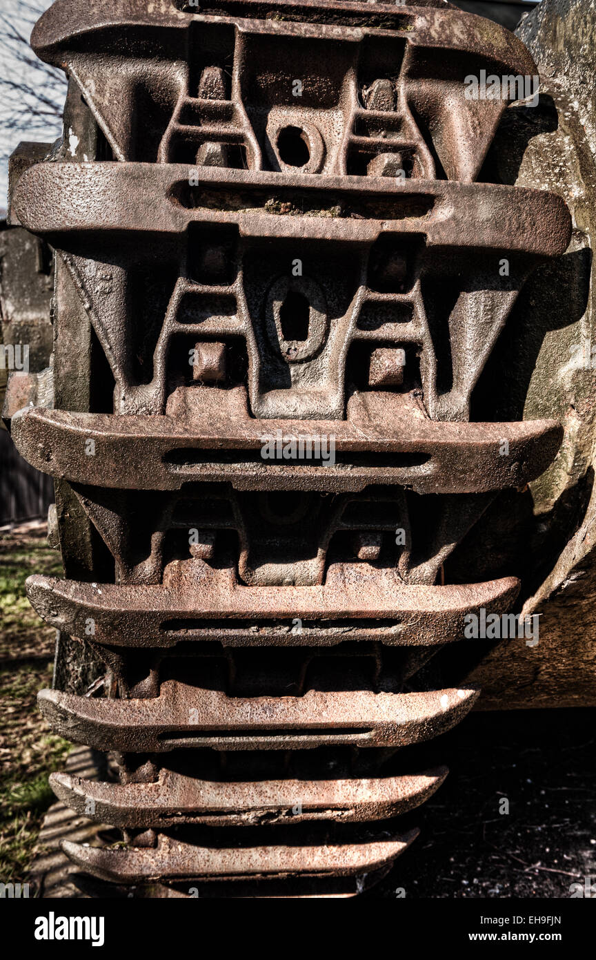 Ferro rack caterpillar di esercito di serbatoi che hanno visto la battaglia in attesa di essere richiamato in servizio e dovere Foto Stock