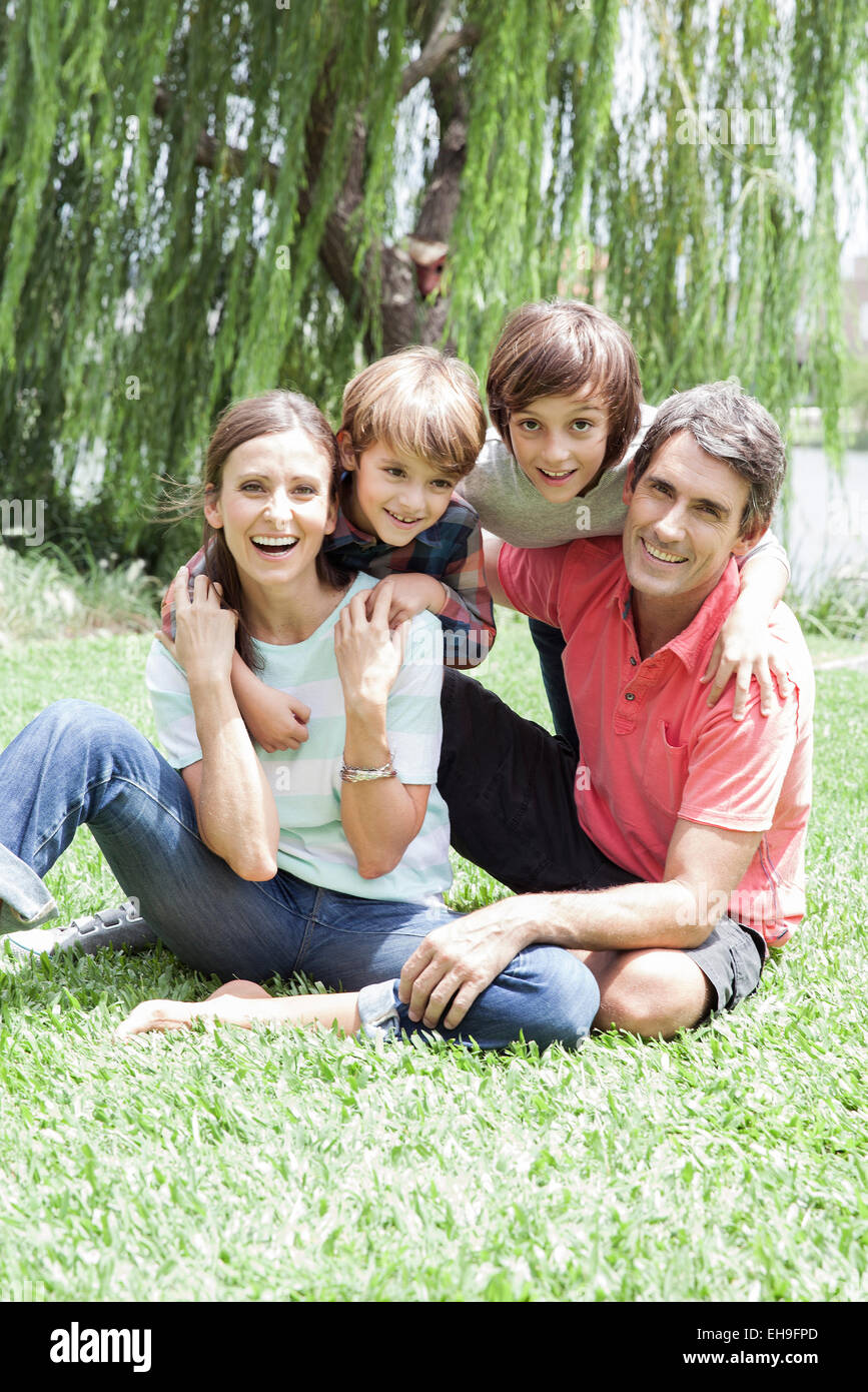 Famiglia con due bambini, ritratto Foto Stock