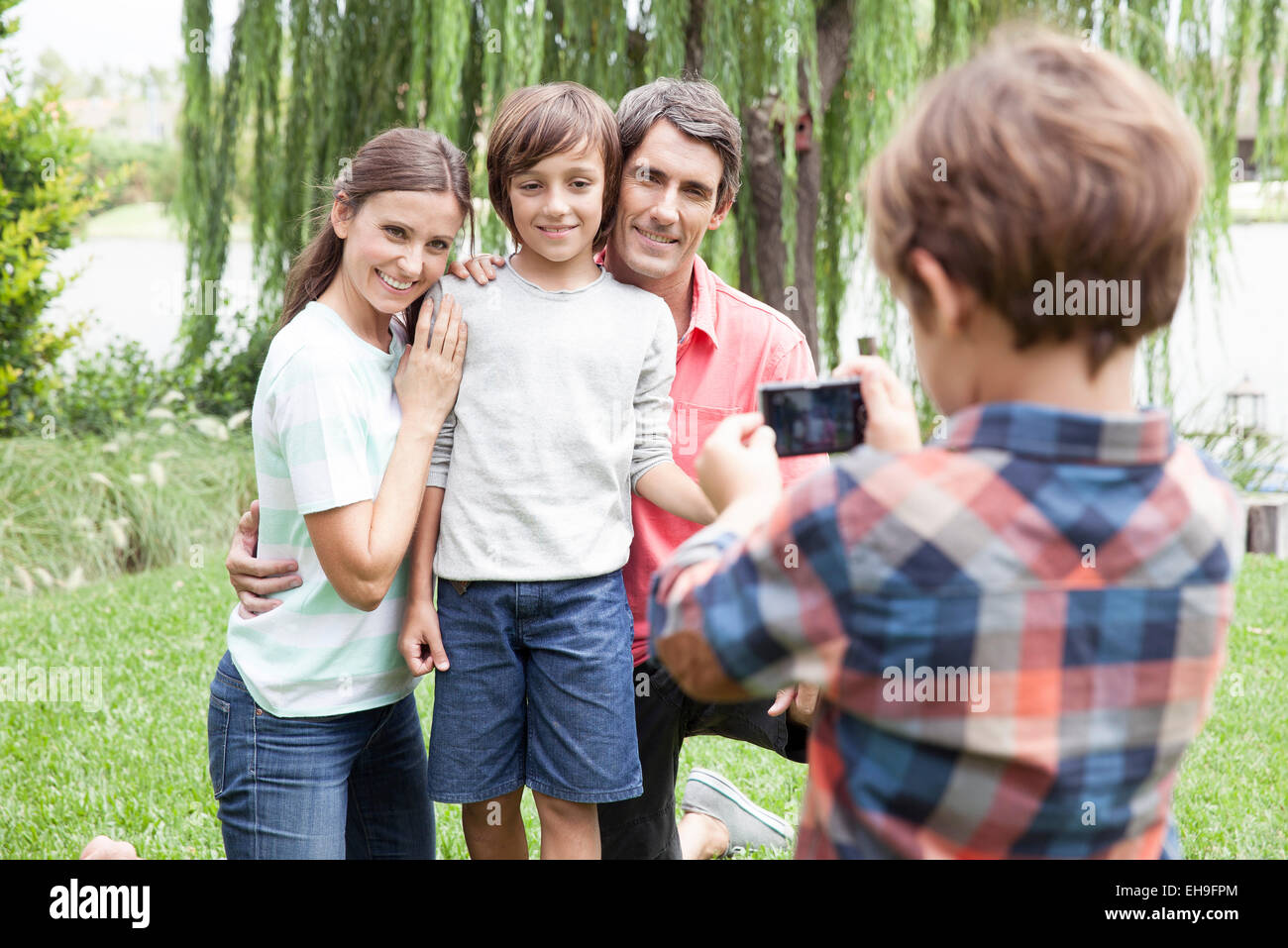 Ragazzo fotografare la famiglia Foto Stock
