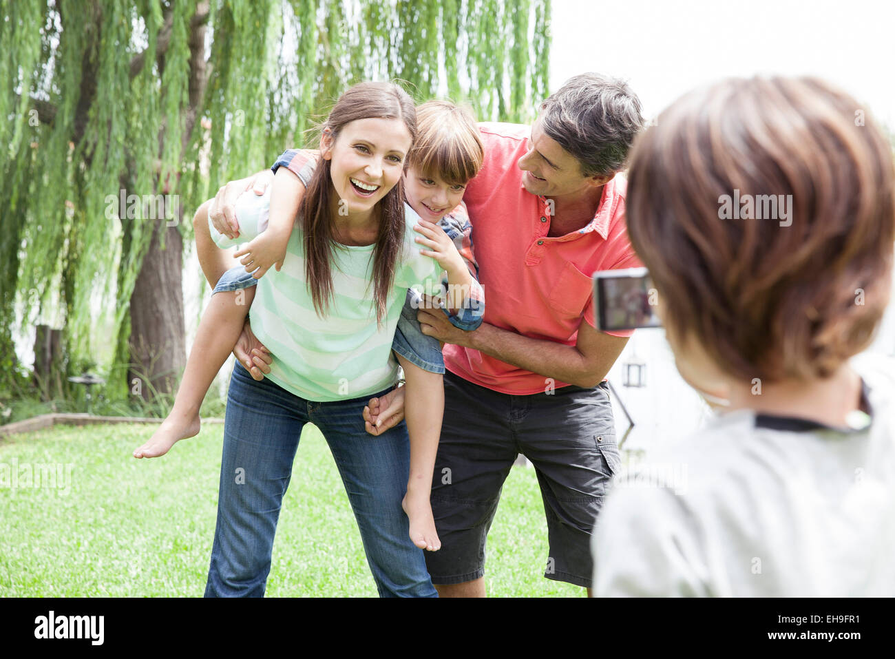 Ragazzo tenendo istantanea della sua famiglia Foto Stock