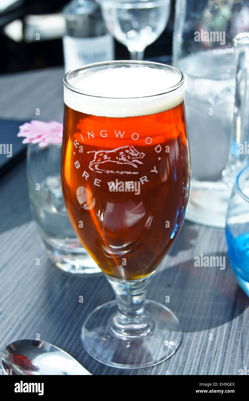 Stampate una mezza pinta di Ringwood Brewery Best bitter ale reale su un tavolo presso la caffetteria Marini, Milford on Sea, Hampshire, Inghilterra pub tabella bevande glasse Foto Stock