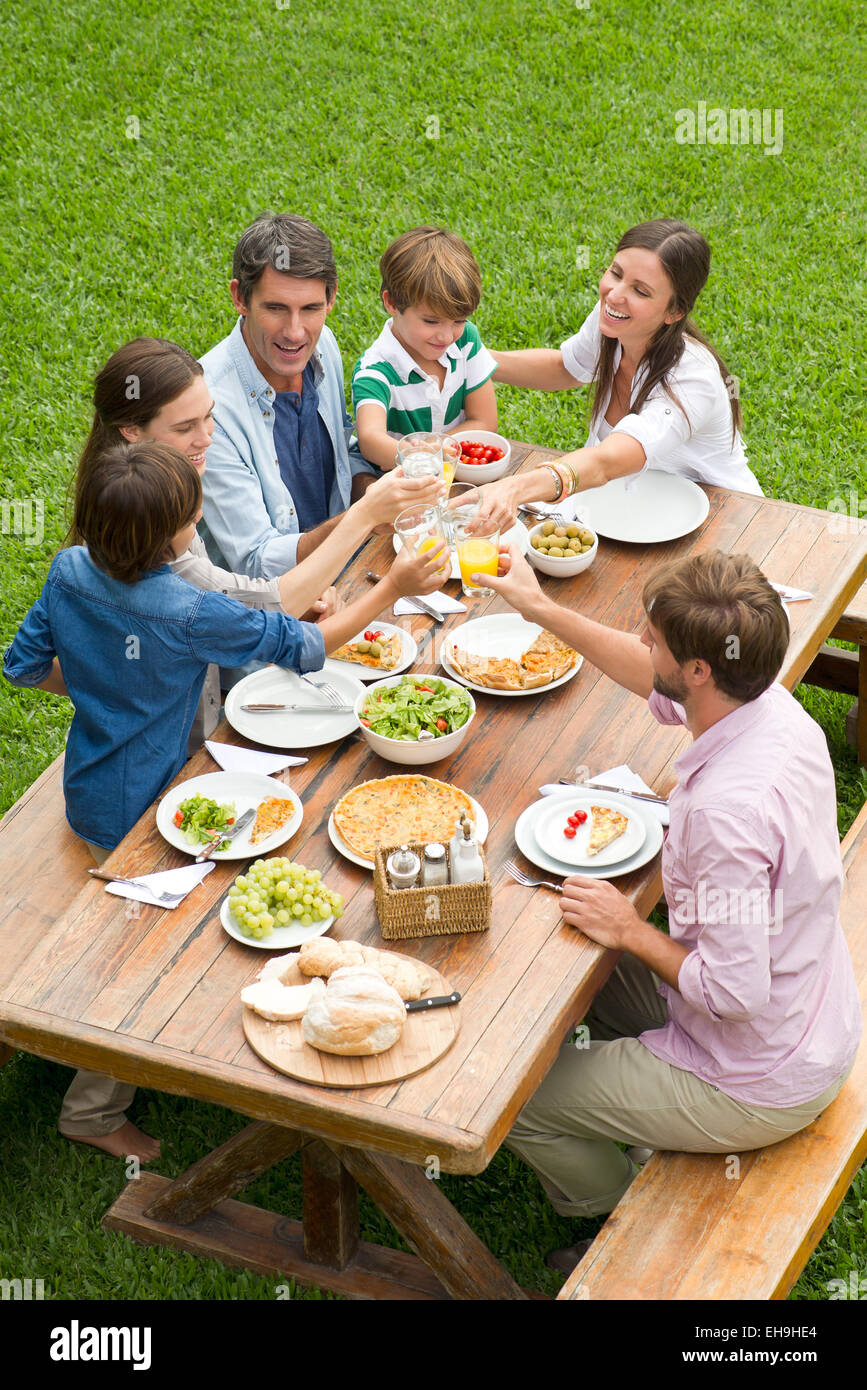 Famiglia e amici si incontrano per picnic Foto Stock