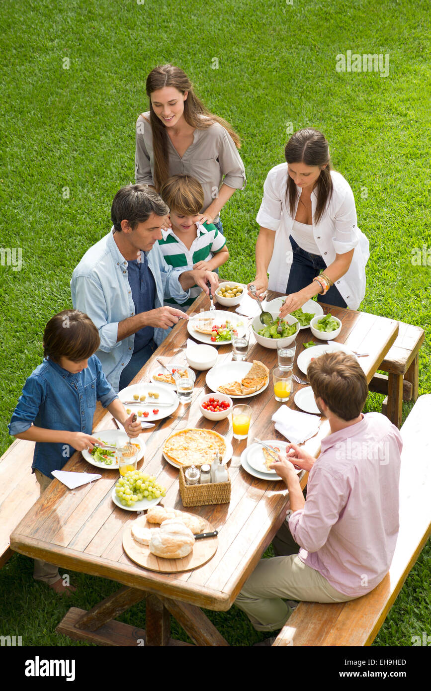 La famiglia e gli amici godono di un sano pasto all'aperto Foto Stock
