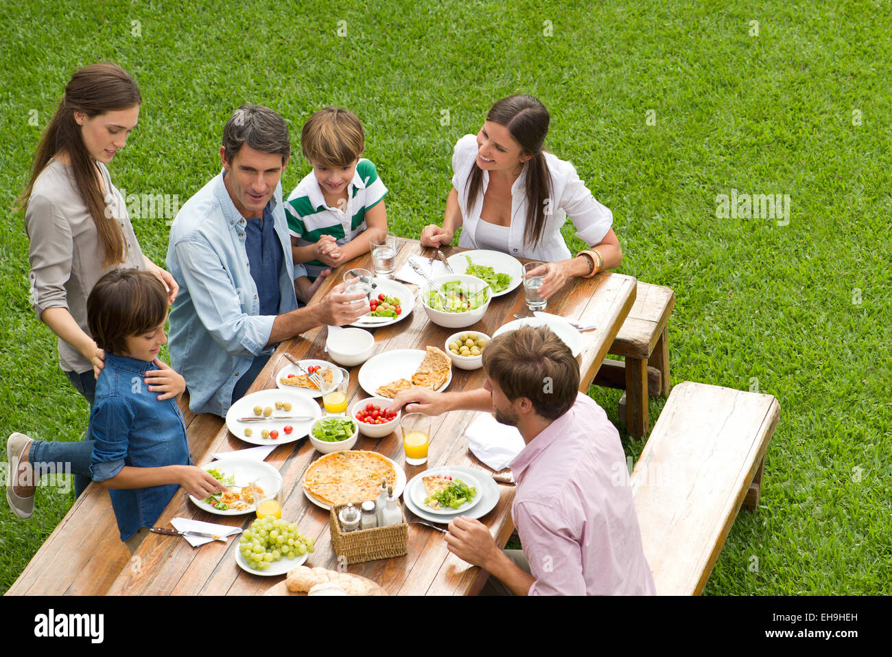 Famiglia e amici si incontrano per picnic Foto Stock