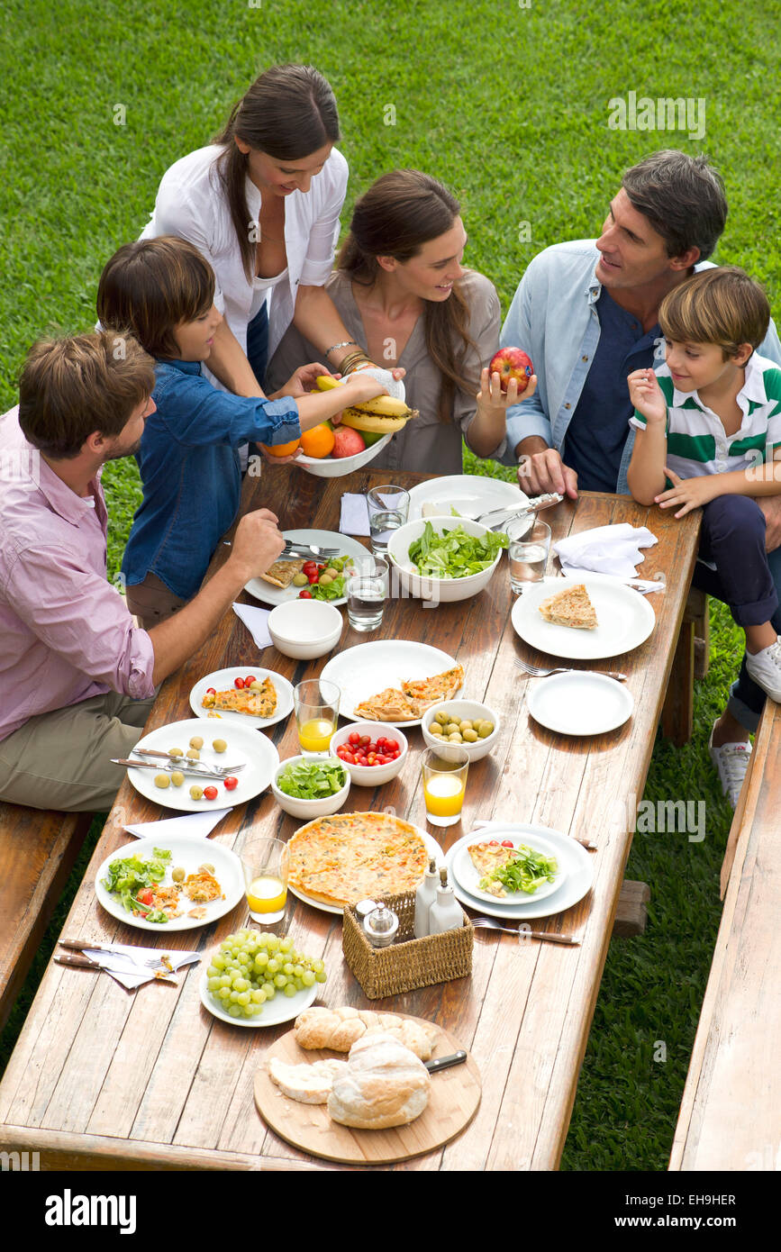 Famiglia e amici si incontrano per weekend picnic Foto Stock