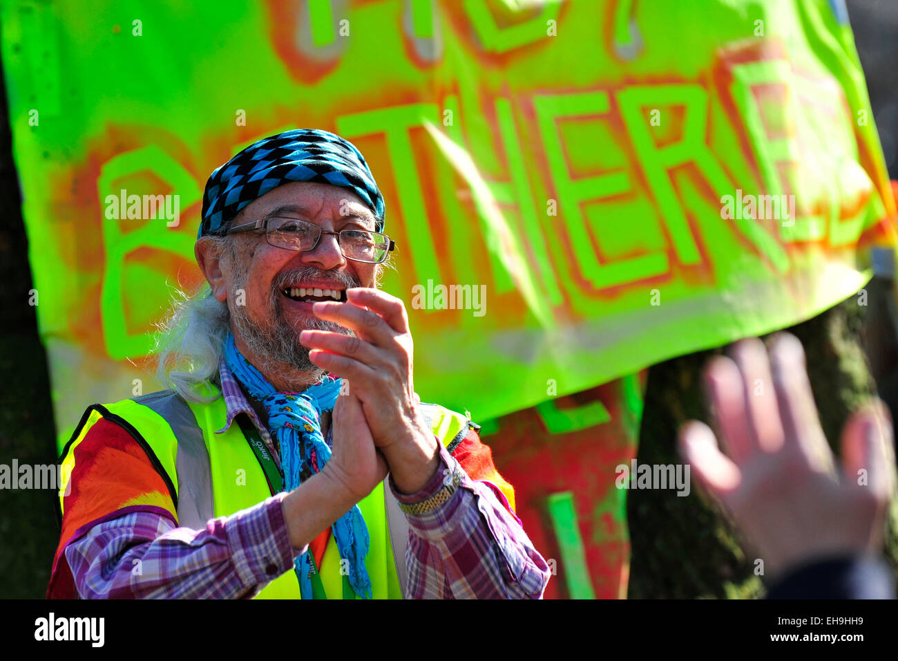 Un manifestante che partecipano a una manifestazione contro il cambiamento climatico. Foto Stock