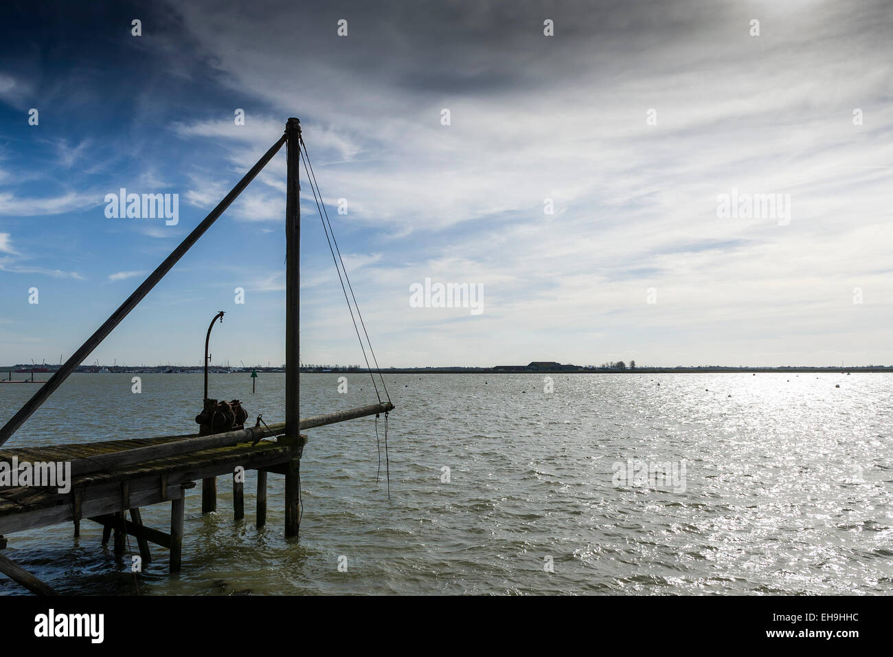 Una vecchia imbarcazione paranco sulle rive del fiume Crouch in Burnham on Crouch in Essex. Foto Stock