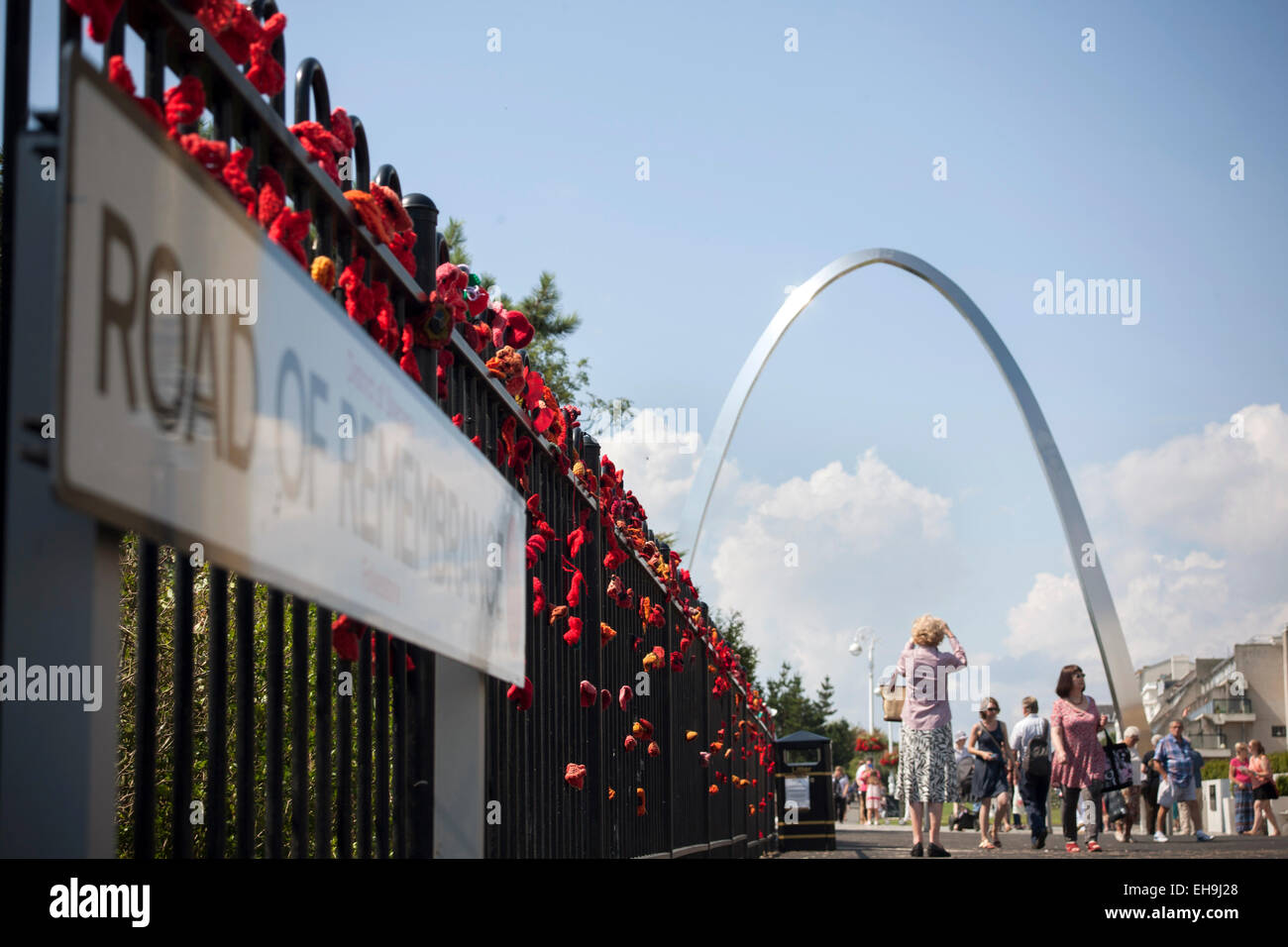 Maglia papaveri commemorative sulle ringhiere sulla strada del ricordo che conduce al WW1 Memorial Arch in Folkestone, Kent Foto Stock
