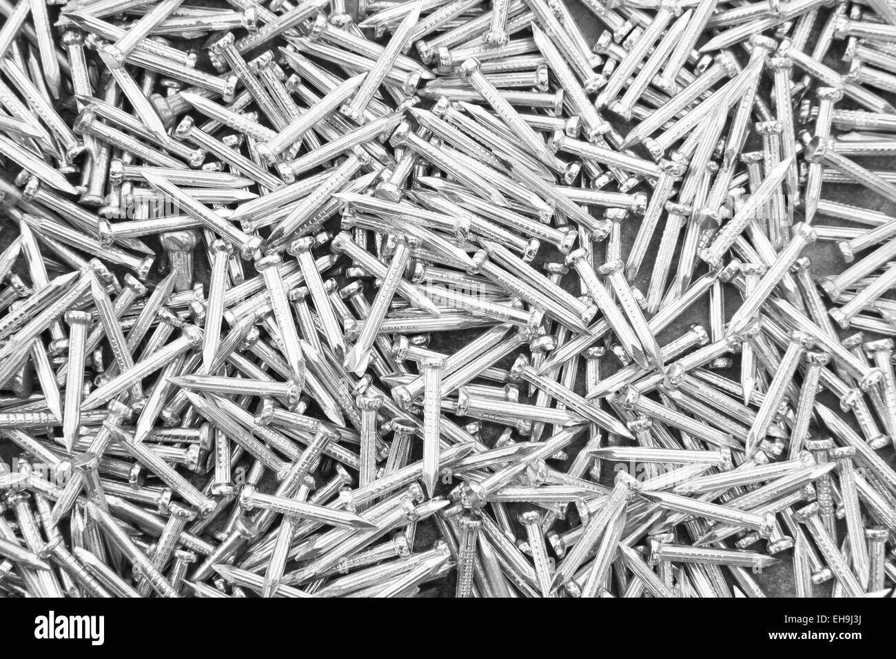 Argento chiodi in acciaio per la costruzione sullo sfondo Foto Stock