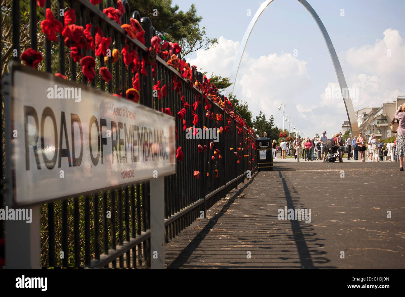 Maglia papaveri commemorative sulle ringhiere sulla strada del ricordo che conduce al WW1 Memorial Arch in Folkestone, Kent Foto Stock