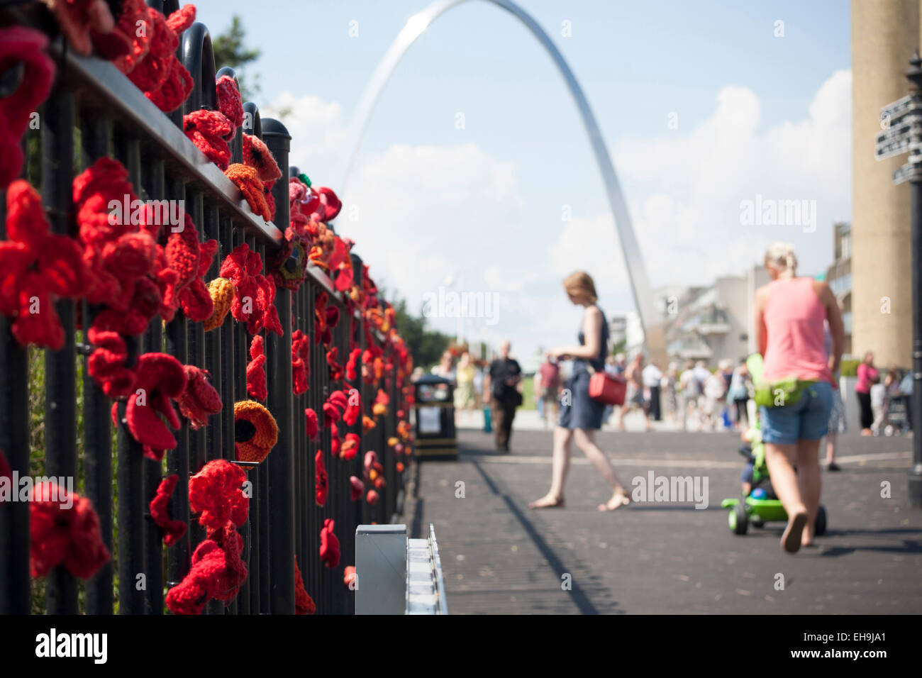Maglia papaveri commemorative sulle ringhiere sulla strada del ricordo che conduce al WW1 Memorial Arch in Folkestone, Kent Foto Stock