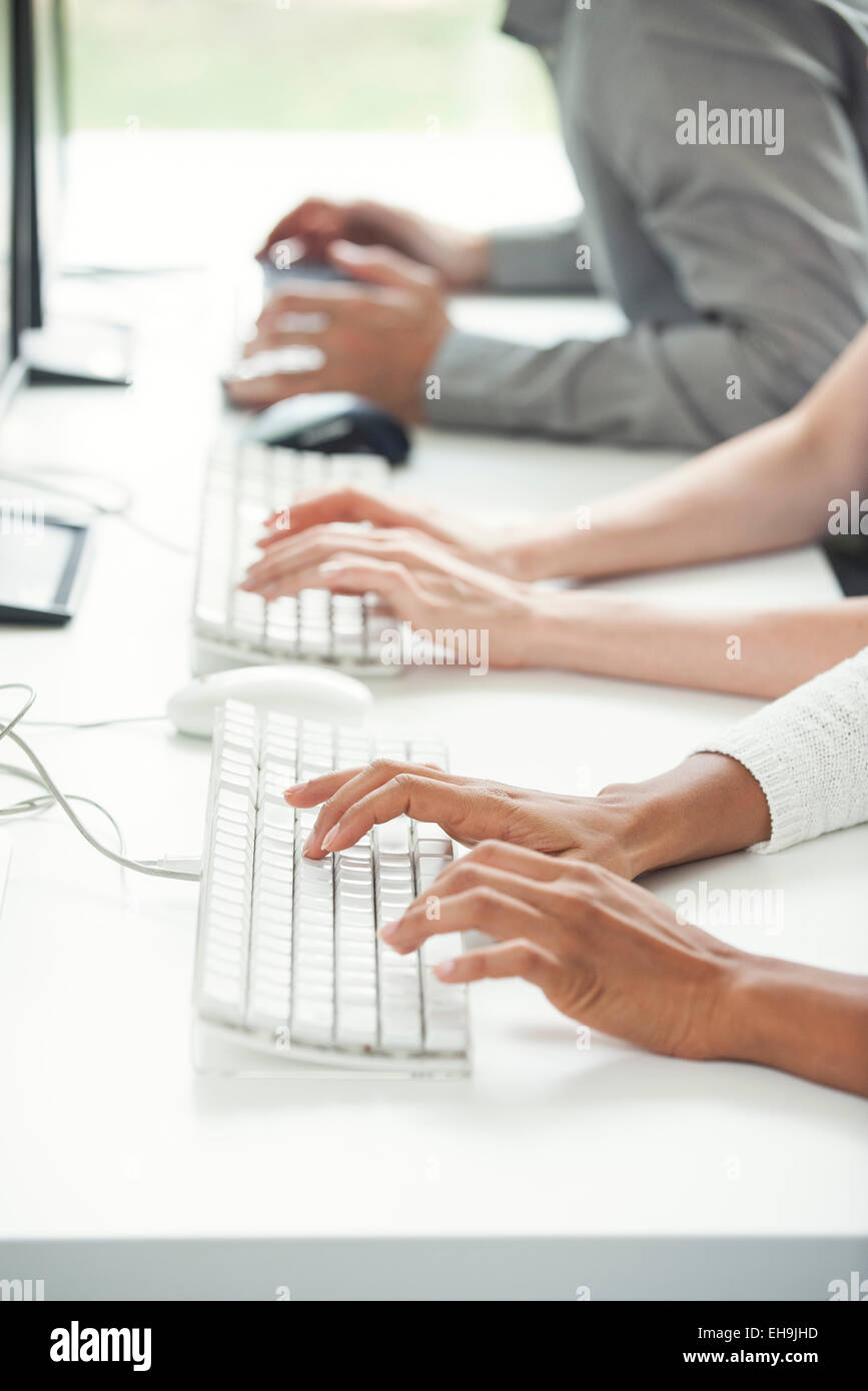 Ufficio dei lavoratori che utilizzano le tastiere del computer Foto Stock