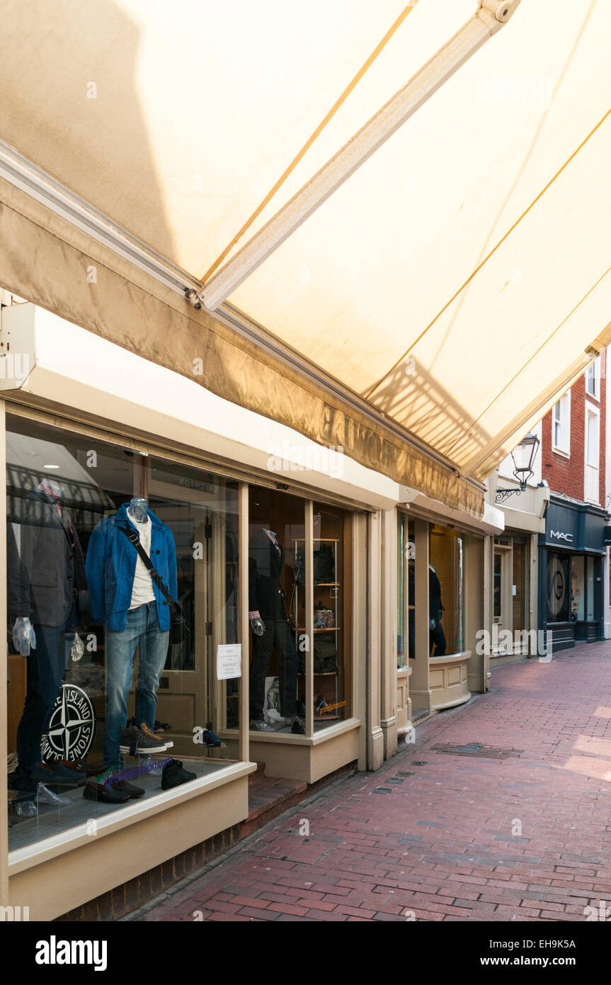 Negozi di abbigliamento lungo una strada posteriore in Brighton Foto Stock