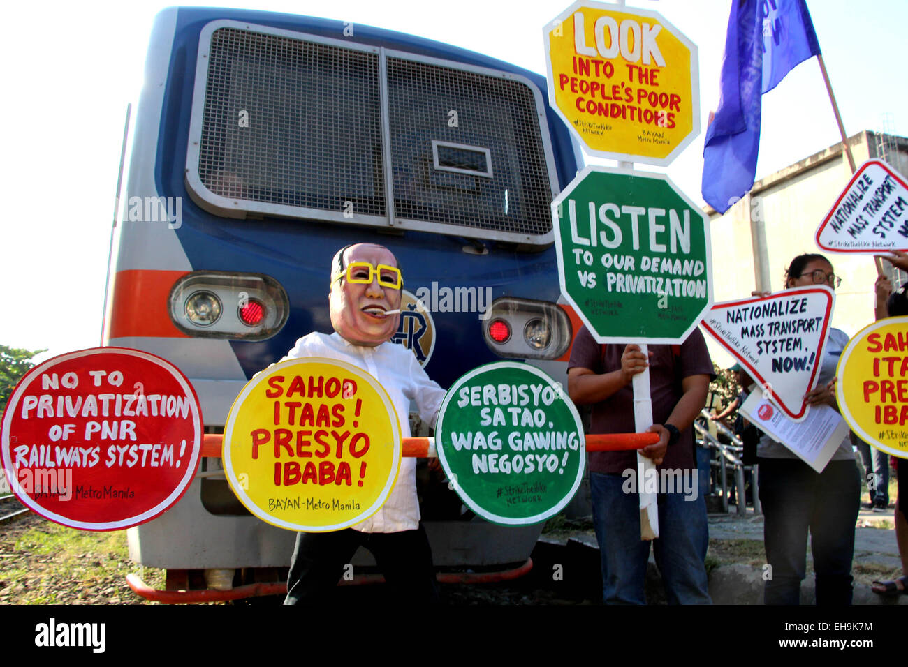 Manila, Filippine. 10 marzo, 2015. I membri del gruppo dei consumatori, colpire la rete di escursione e Bagong Alyansang Makabayan (bayan) Metro Manila protestare presso la stazione di Espana del Philippine National Railways (PNR) a Manila con l'effige del Presidente Aquino III per protestare contro la imminente attuazione del 10 PHP - PHP 15 tariffa escursioni . Secondo il PNR Risoluzione scheda 094-2014, la tariffa minima aumenterà da 10 PHP - PHP 15 pesos e farà aumentare il prezzo delle gite da Tutuban a Calamba da 45 PHP - PHP 60 pesos. Credito: PACIFIC PRESS/Alamy Live News Foto Stock