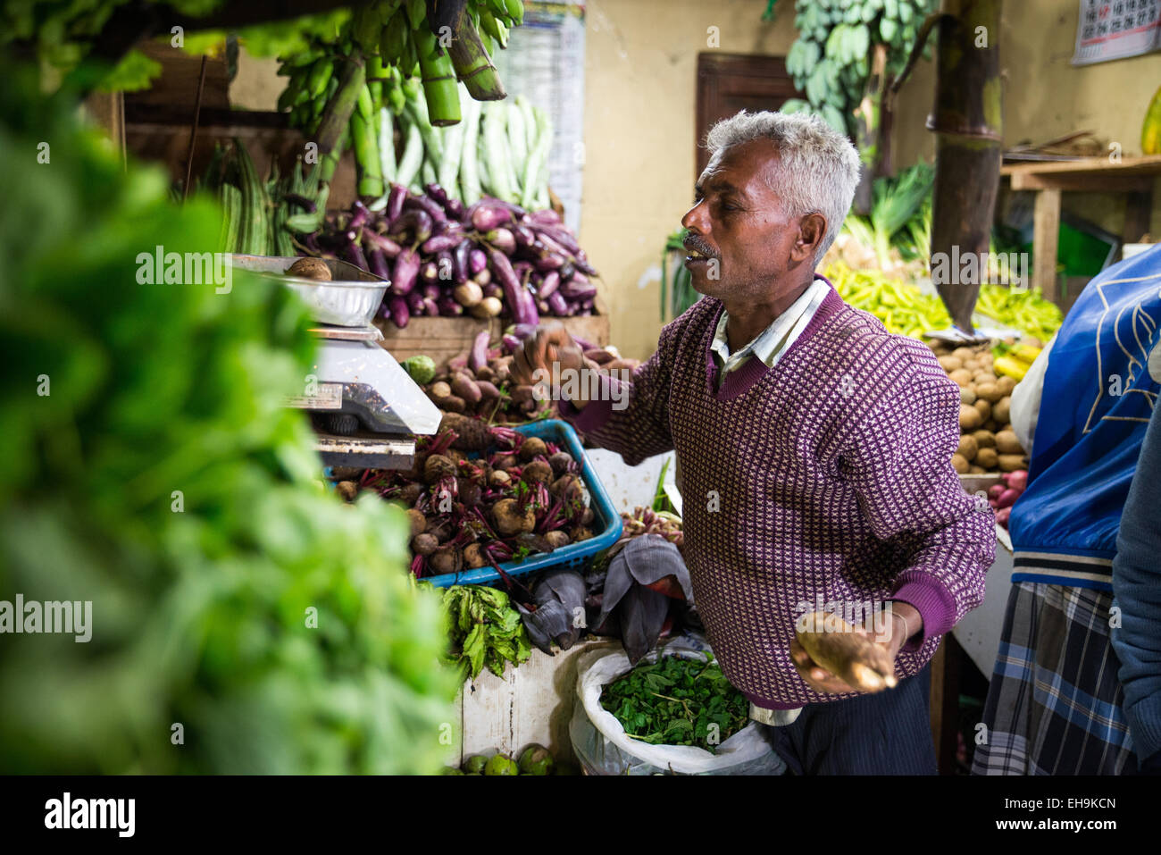 Mercato alimentare a Nuwara Eliya, provincia di Kandy, Sri Lanka, Asia Foto Stock