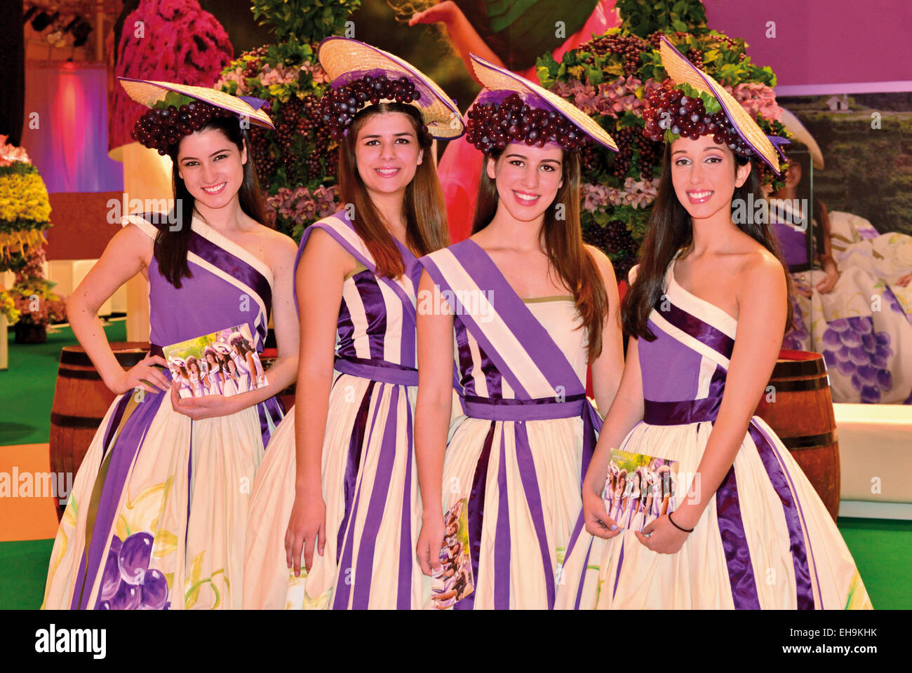 Il portogallo Lisbona: quattro ragazze di Madera che rappresenta la festa del vino a Funchal alla fiera turistica BTL 2015 Foto Stock
