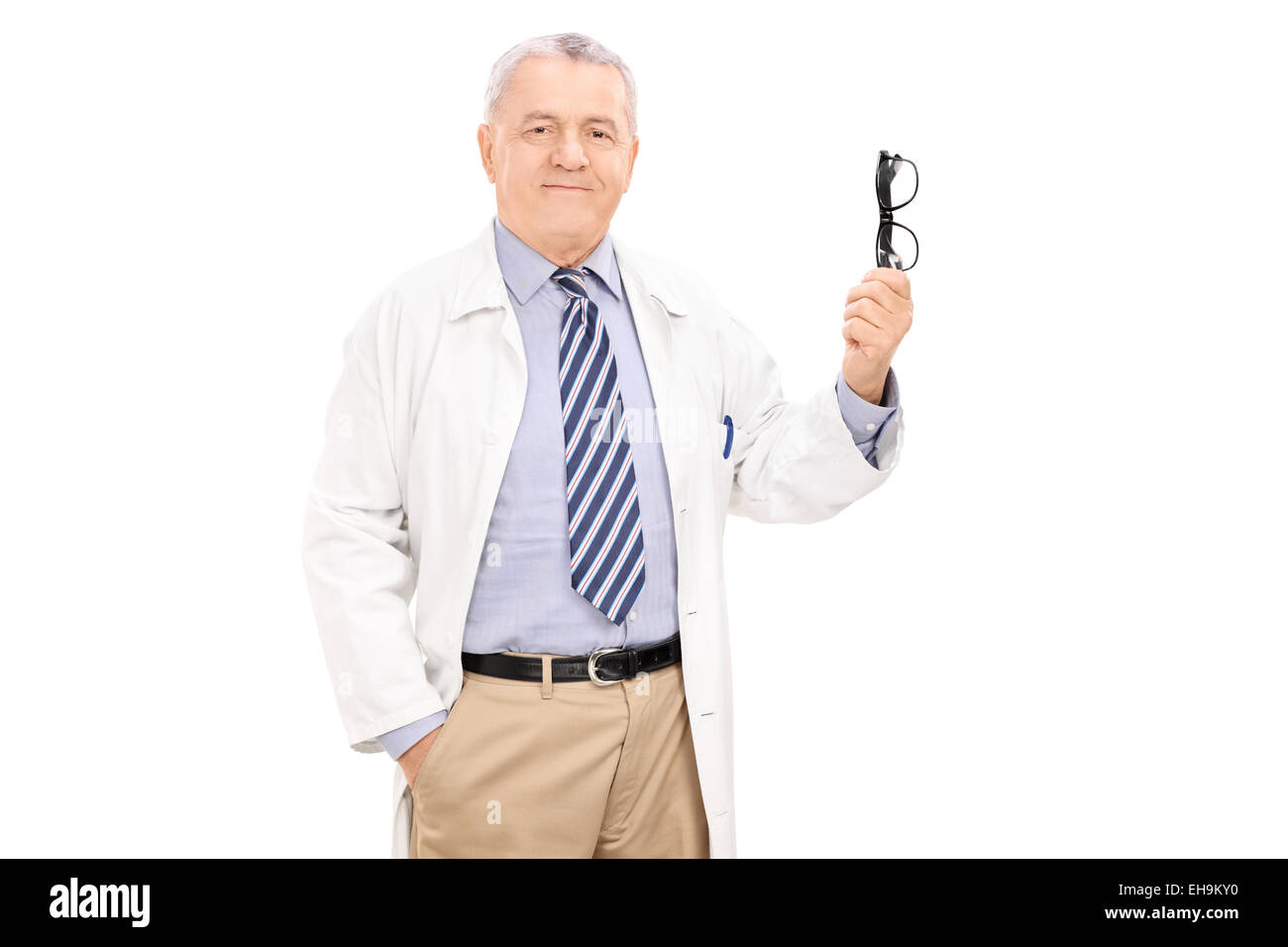 Coppia medico tenendo un paio di occhiali isolati su sfondo bianco Foto Stock