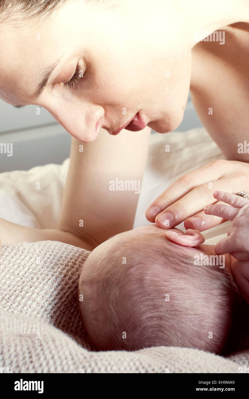 Madre consolante neonato Foto Stock