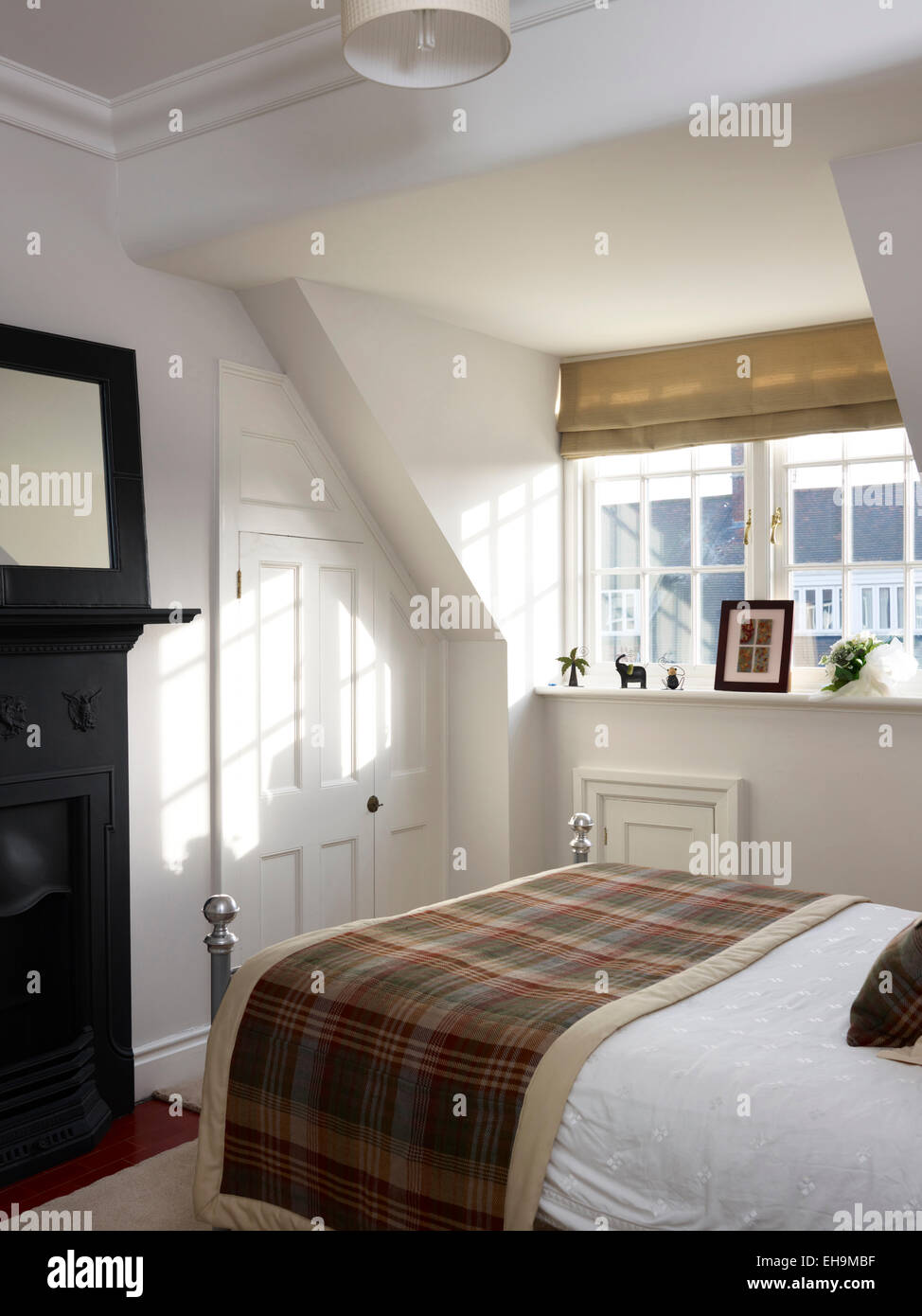 Camera da letto abbaino, camino e coperta di tartan, casa residenziale, Kingsmead, REGNO UNITO Foto Stock