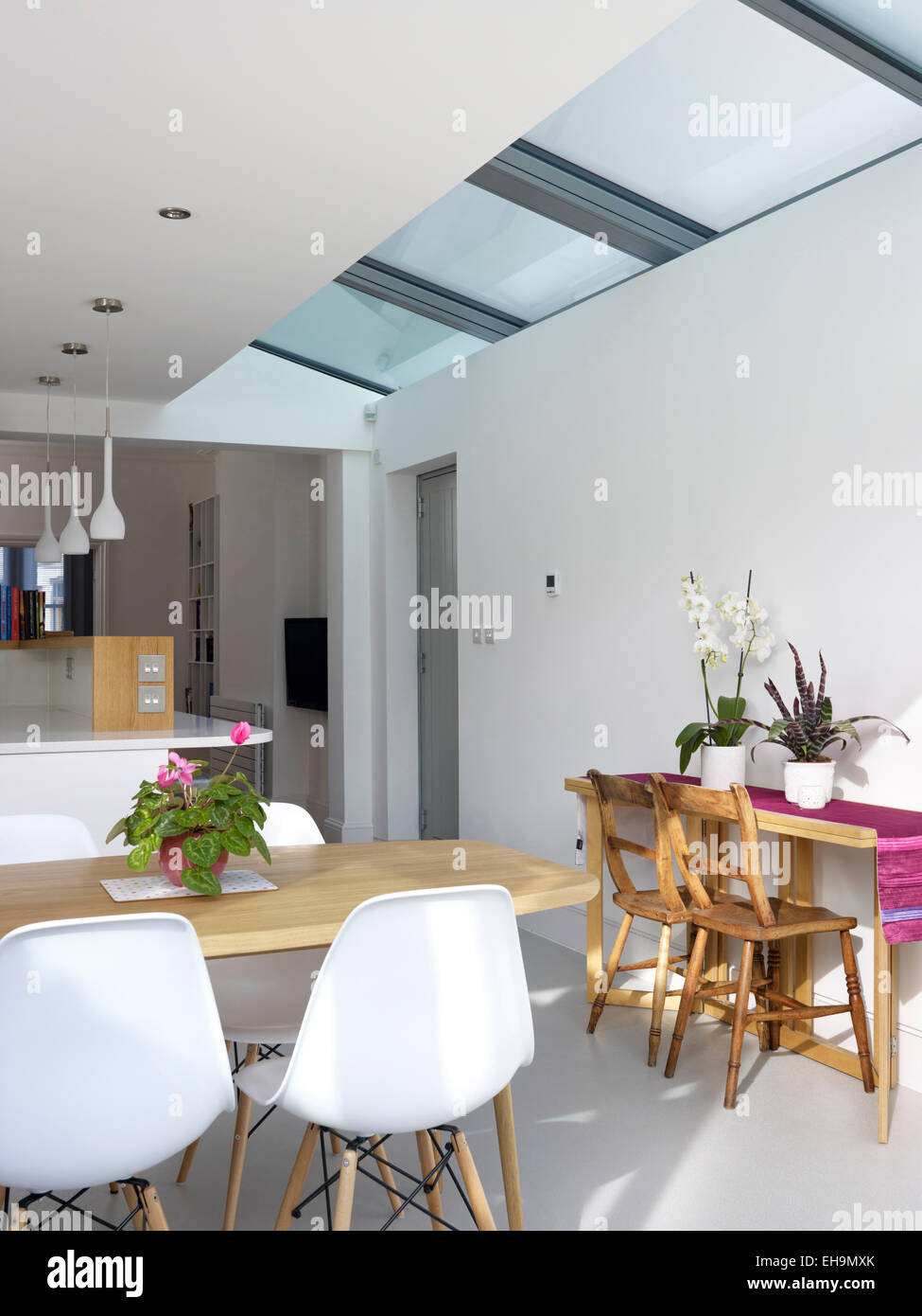 Bianco cucina moderna con lucernari, casa residenziale, REGNO UNITO Foto Stock