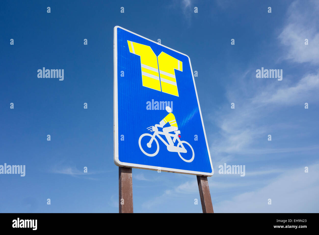 Segno sulla strada di montagna su Gran Canaria indicando uso obbligatorio di alta visibilità giacca per ciclisti Foto Stock