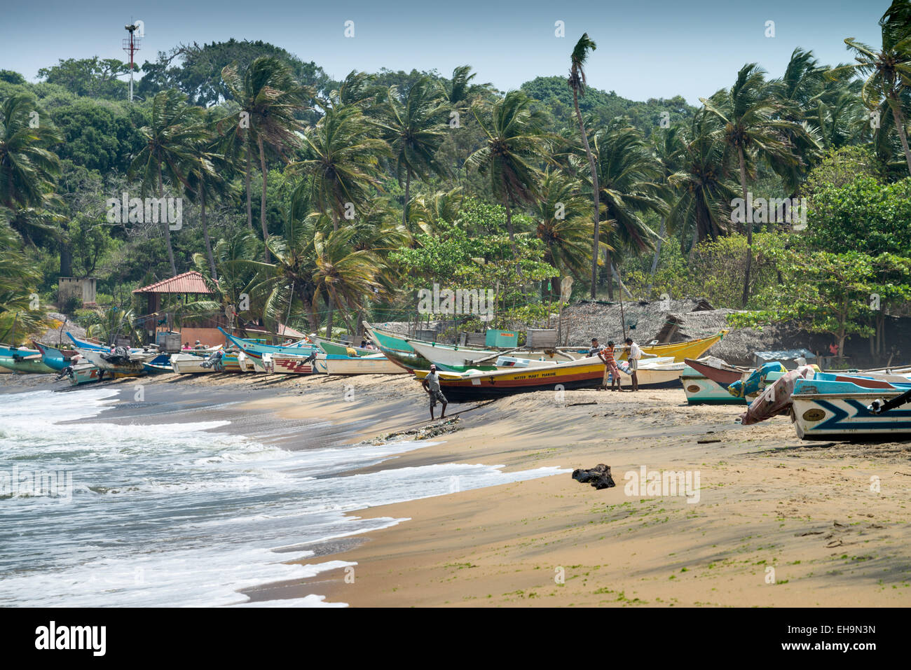 I pescatori su una spiaggia, Arugam Bay, Sri Lanka, Asia Foto Stock