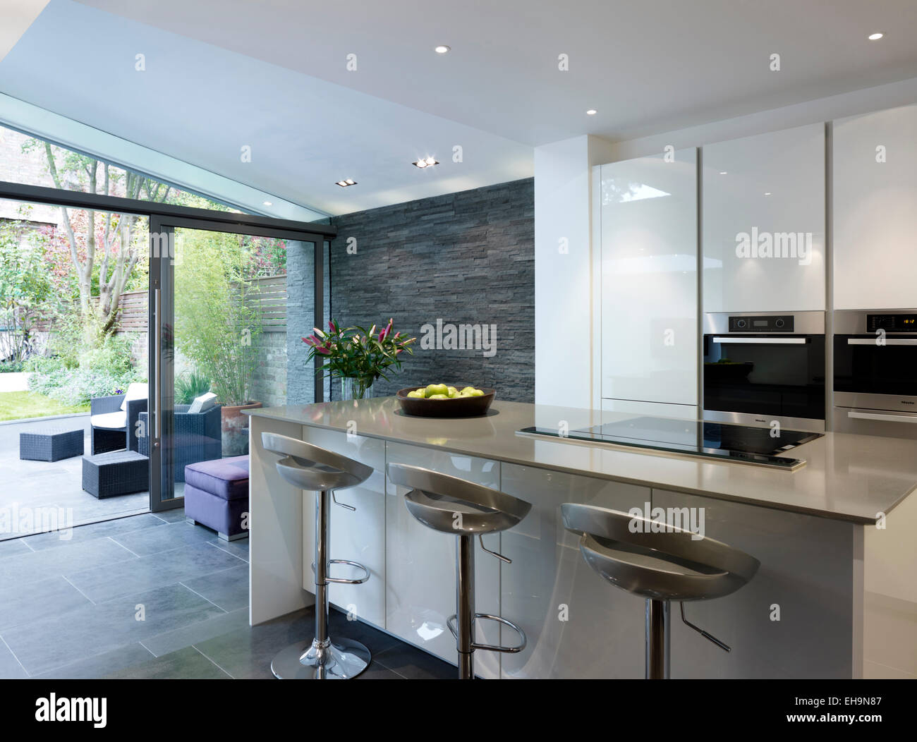 La colazione bar con sgabelli in cucina a pianta aperta e zona soggiorno in  Walham Grove home, REGNO UNITO Foto stock - Alamy