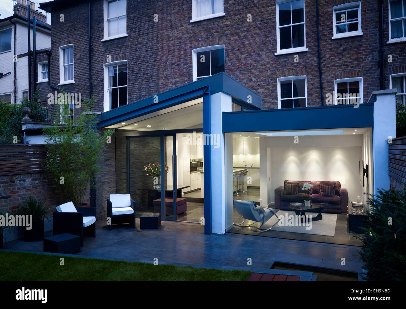 Vista esterna della moderna estensione con pareti di vetro in Walham Grove home, REGNO UNITO Foto Stock
