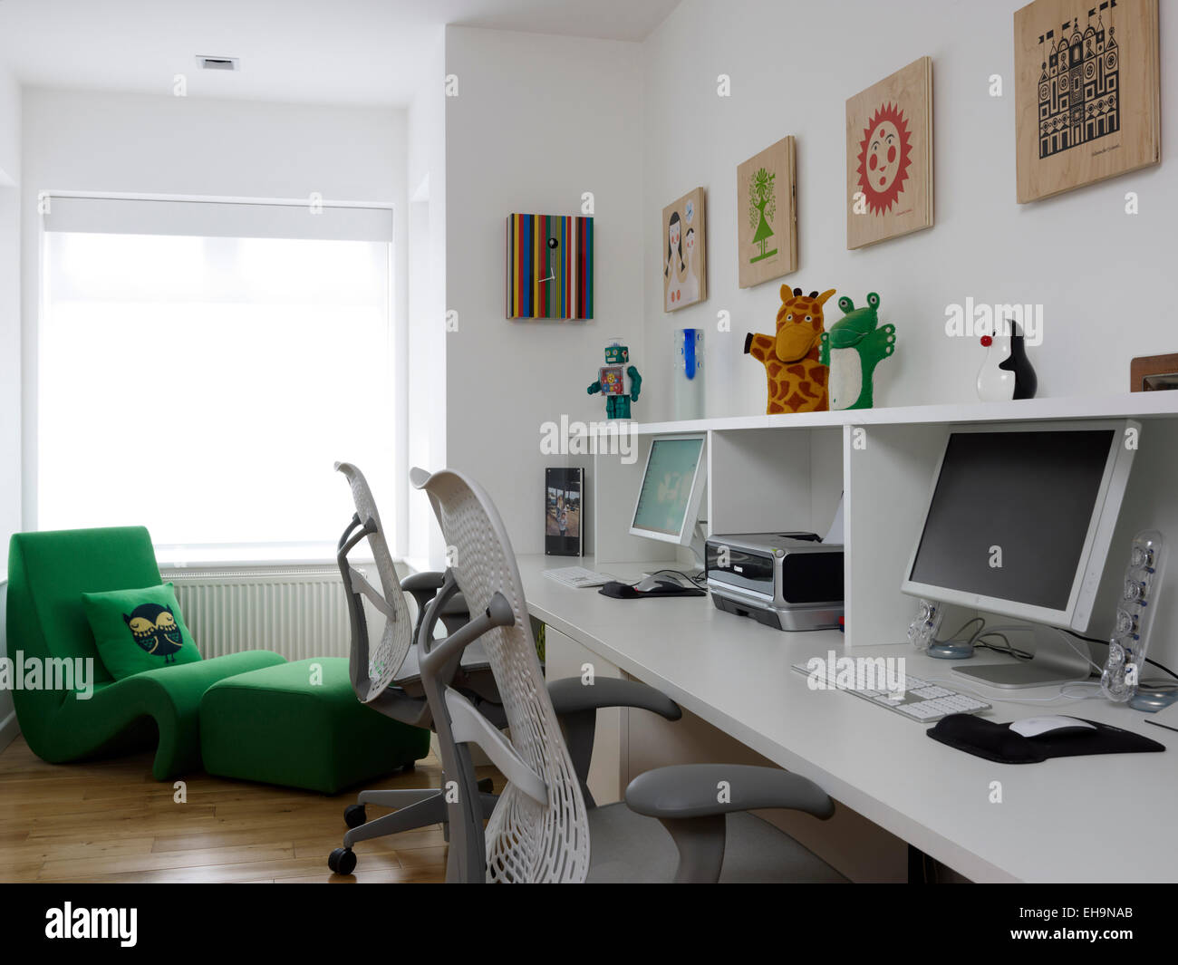 Area di lavoro area computer con reclinabile sedia verde e illustrazioni in Radinden Manor Road, Regno Unito Foto Stock