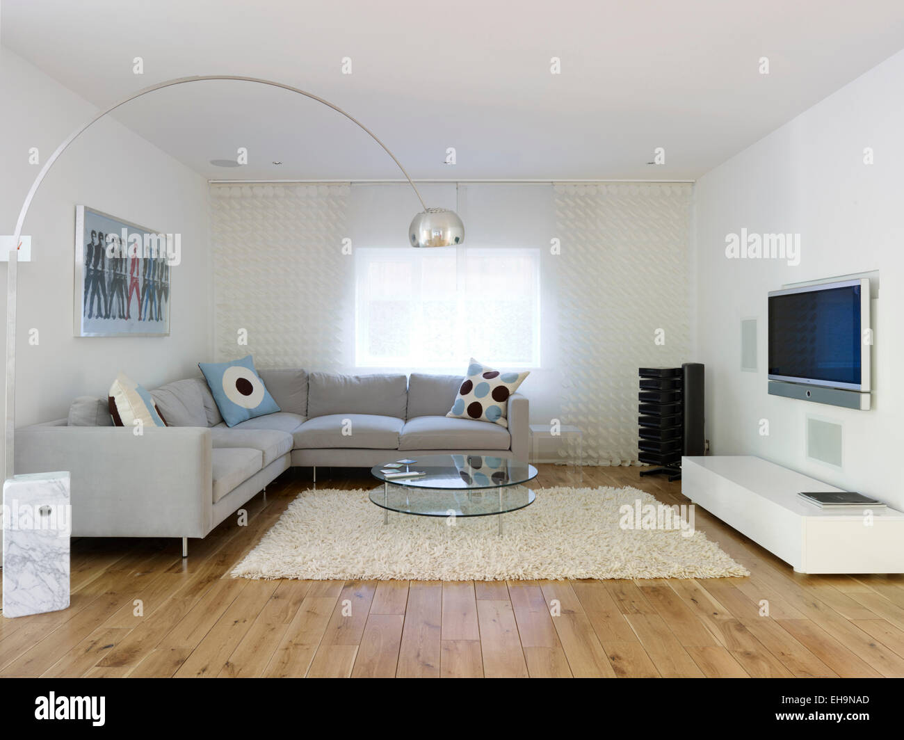 Illuminazione Designer : Divano ad angolo con cuscini modellato in una moderna sala con