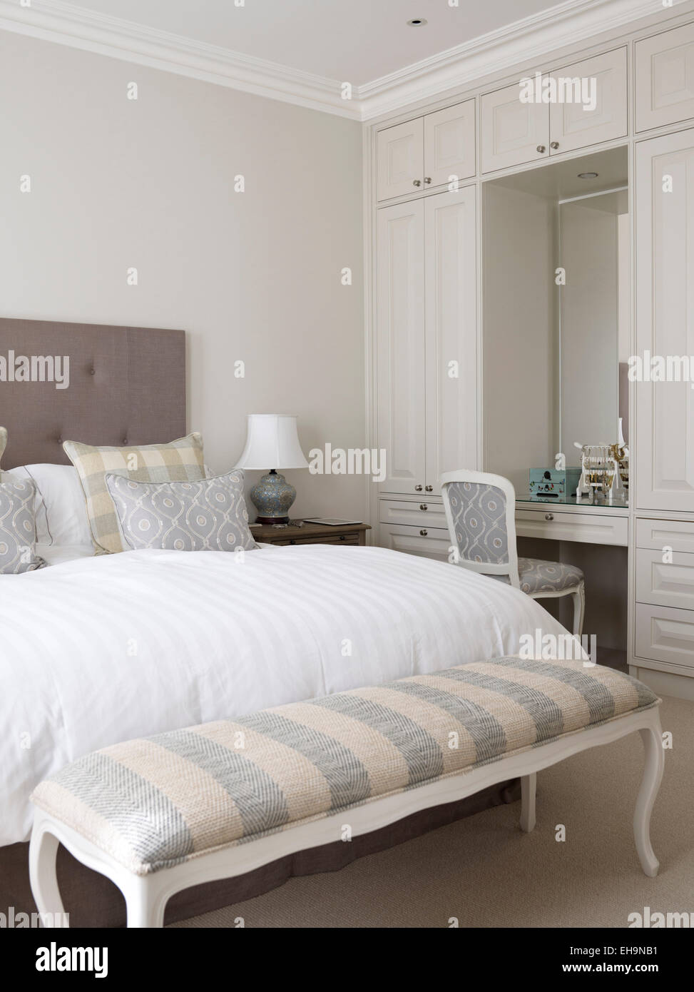 Letto matrimoniale con baldacchino in tessuto rosa in camera da letto Foto  stock - Alamy