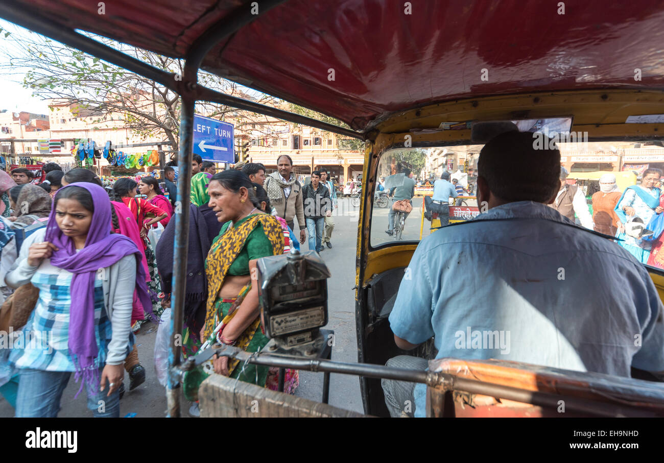 Auto-rickshaw scorre attraverso la strada trafficata, Jaipur, Rajasthan, India Foto Stock