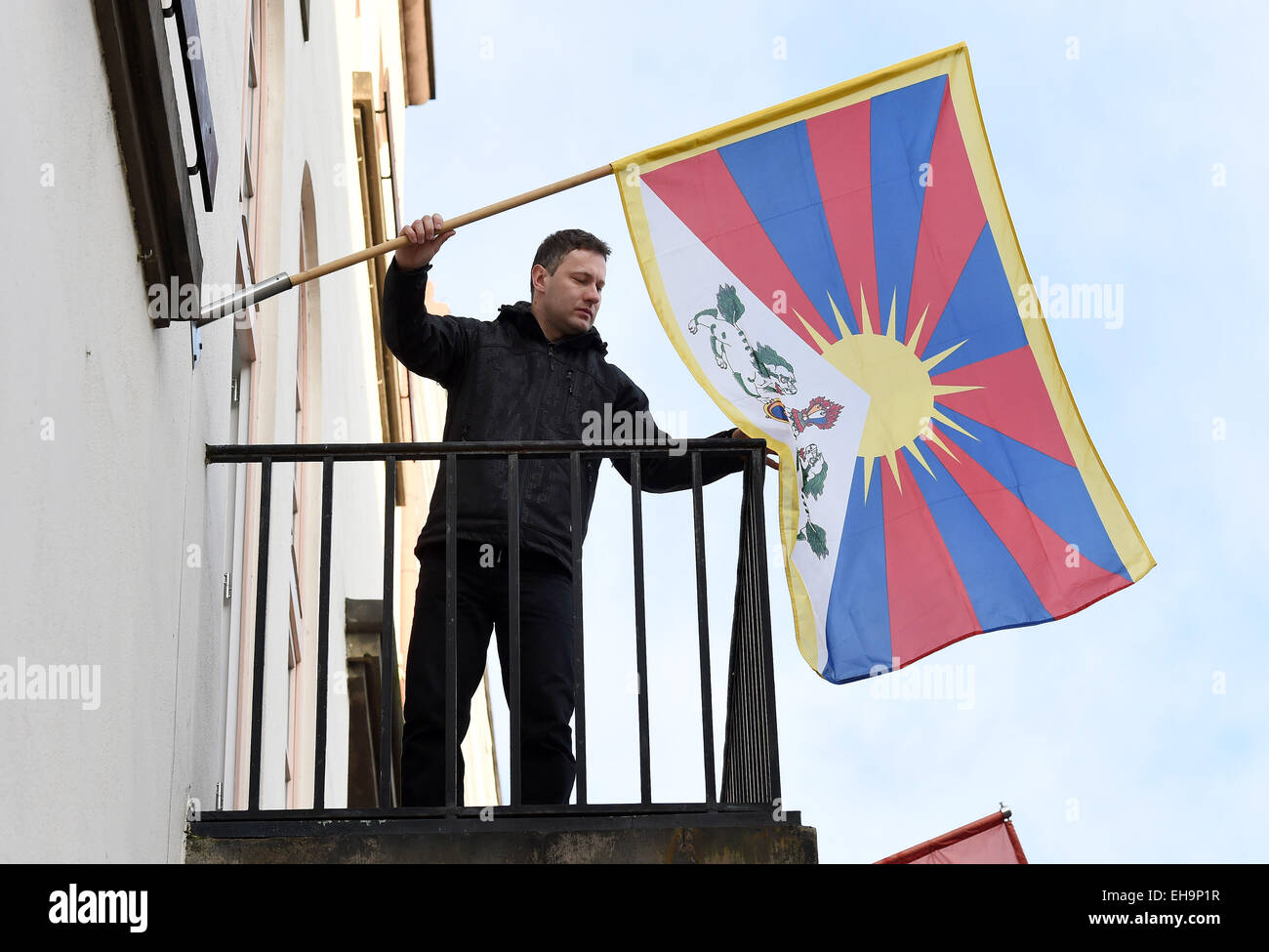 Facility Manager di Novy Jicin Ufficio Comunale di Radek Kudelka vola Tibetian bandiera dalla finestra per contrassegnare la Giornata Mondiale del Tibet in Novy Jicin, Repubblica ceca, 10 marzo 2015. Questo anno è la cinquantaseiesima anniversario della fallita rivolta contro la Cina la regola in Tibet. (CTK foto/Jaroslav Ozana) Foto Stock