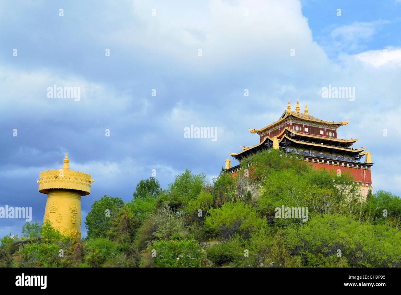 Più grande preghiera buddista ruota, Shangri La , Cina Foto Stock