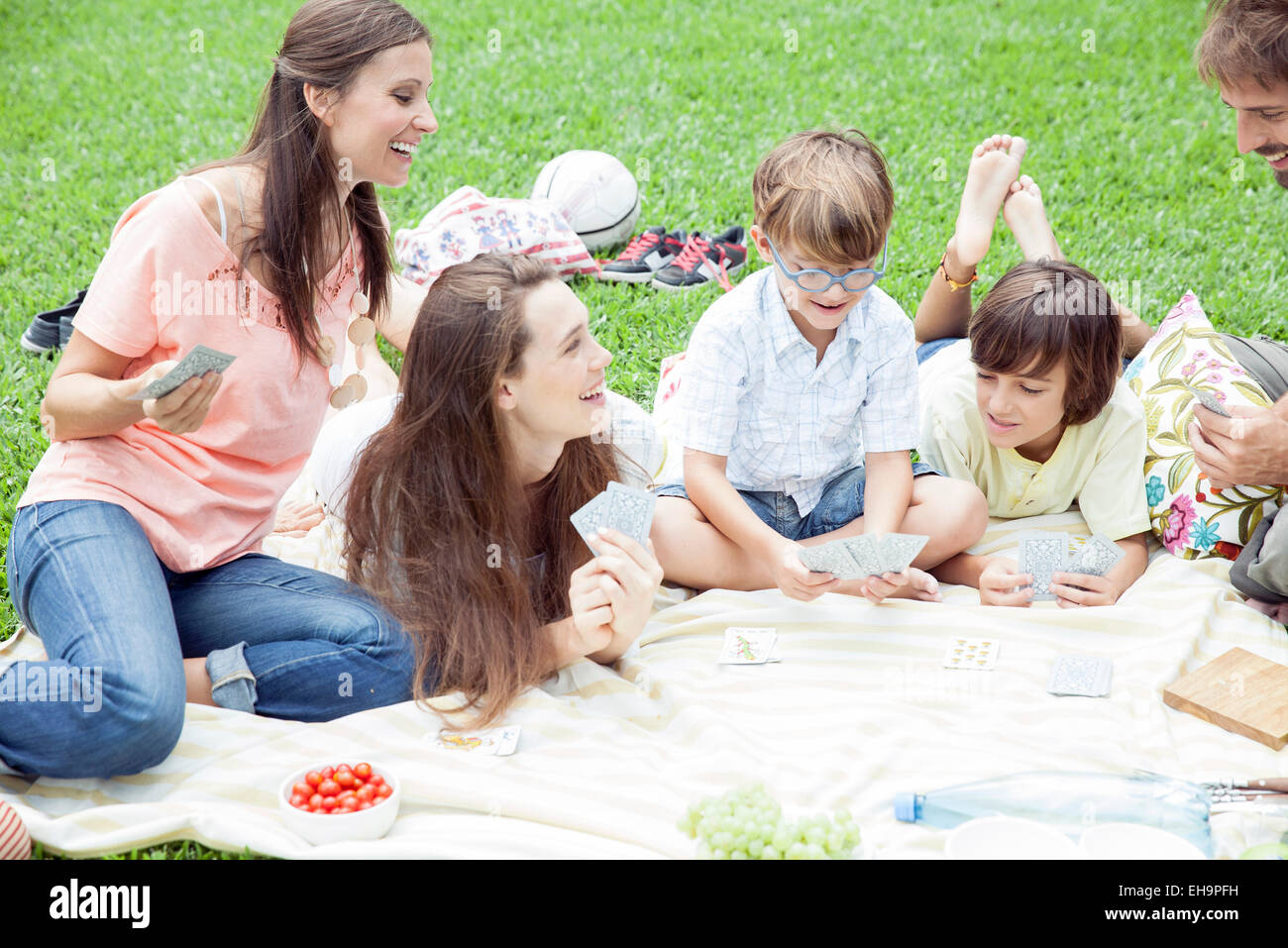 Famiglia avente un picnic e la riproduzione di gioco di scheda Foto Stock