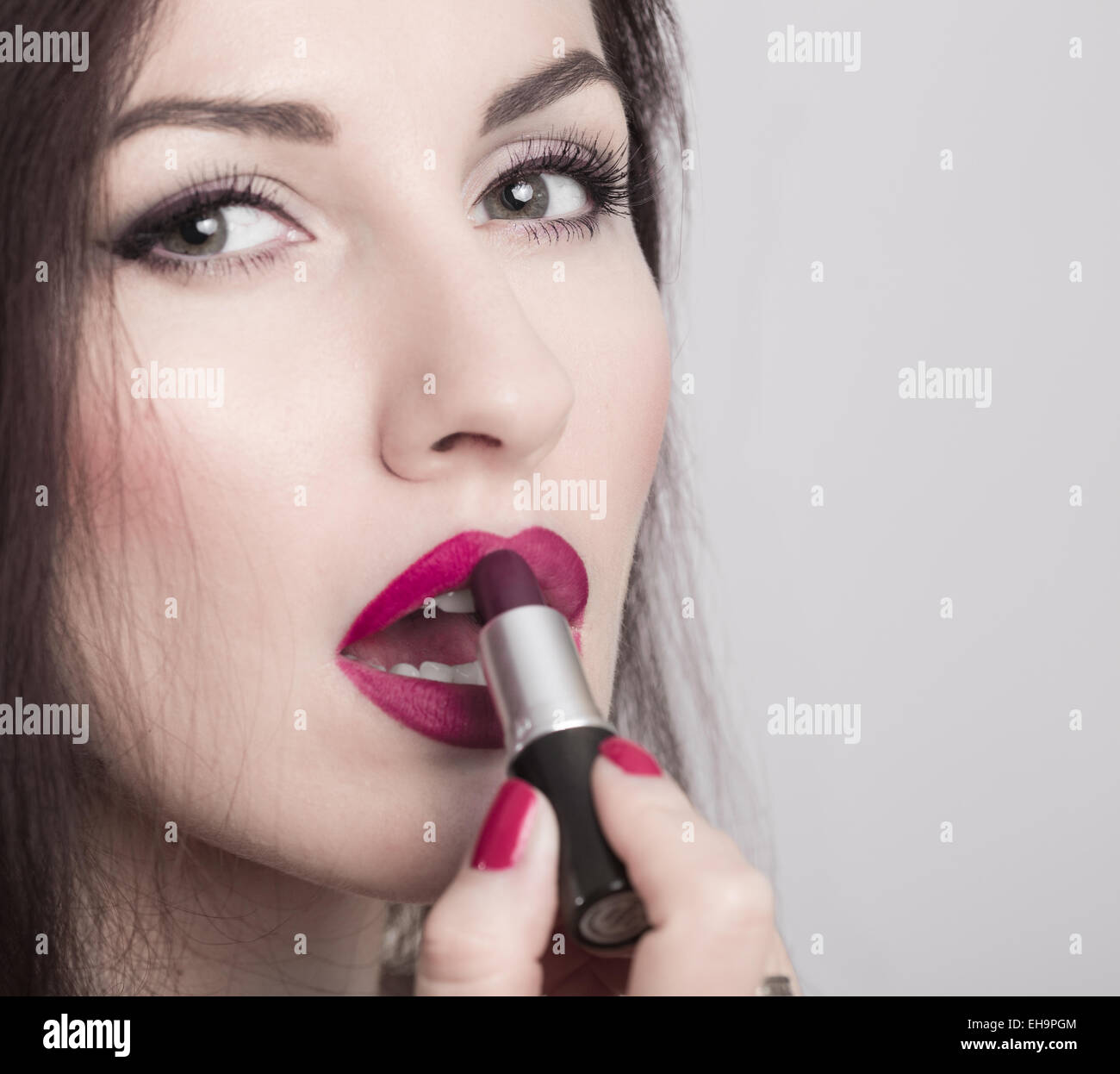 Il modello appare come Monica Bellucci. Macro di unghie, le labbra e il  rossetto Foto stock - Alamy
