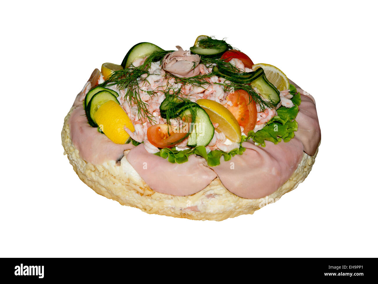 Torta sandwich o sandwich gateau con prosciutto, gamberetti, salmone, limone isolato su bianco. Foto Stock