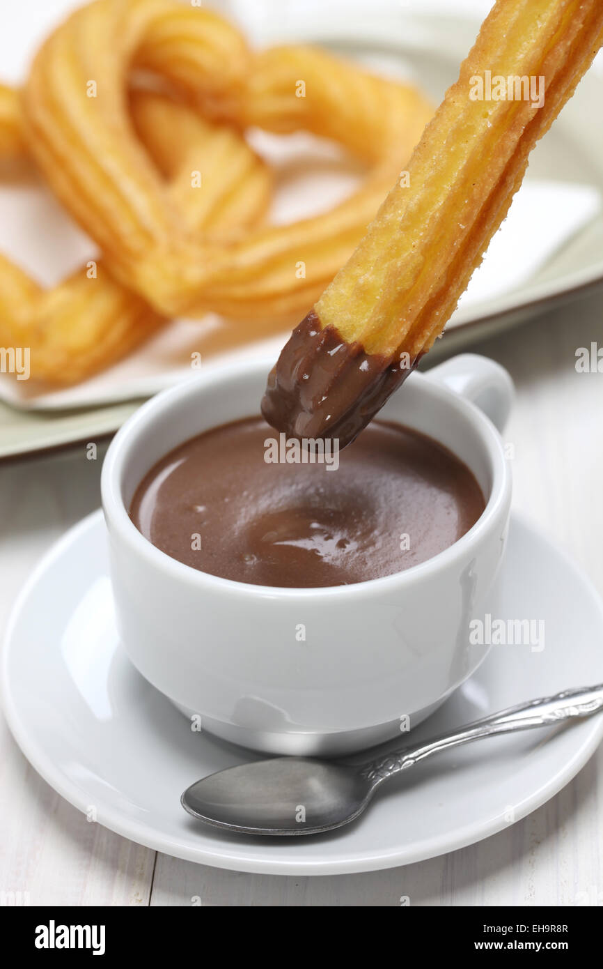 Churros servita con spessore della cioccolata calda, prima colazione spagnola Foto Stock