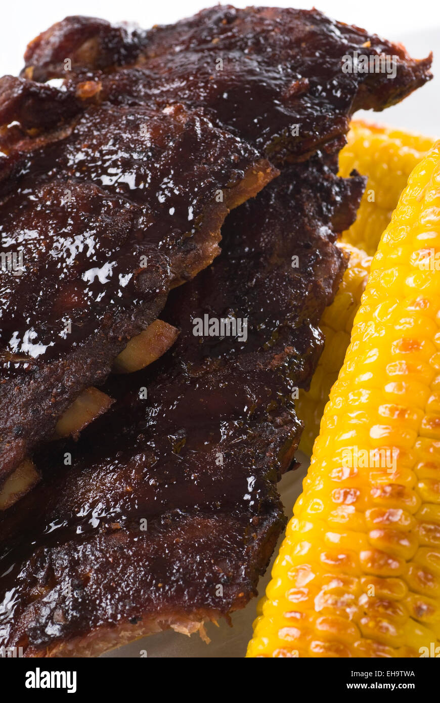 Sulla pannocchia di mais con sale marino sul barbecue vetrato nervature. Foto Stock