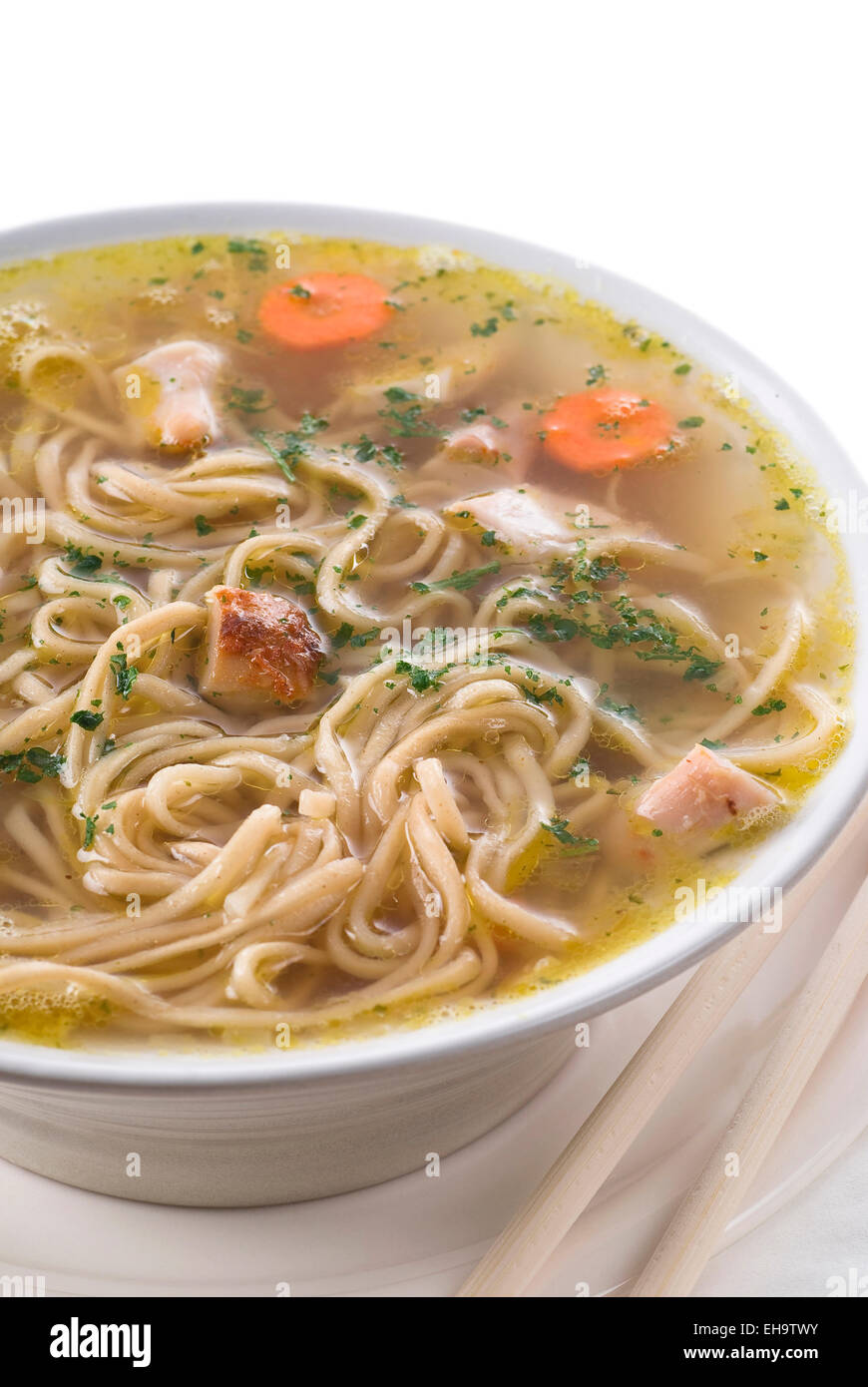 Zuppa di pollo con tagliatelle, la carota e il prezzemolo. Foto Stock