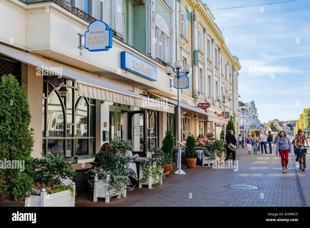 La gente camminare lungo la strada pedonale di Jomas Iela in Majori, Jurmala, Lettonia Foto Stock