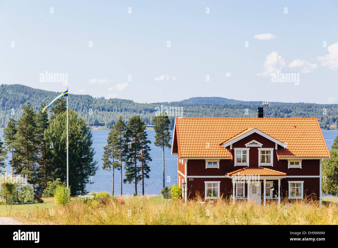 Svedese Tradizionale casa di paese dipinto in rosso falu sulle rive del lago Siljan in Tallberg, Svezia Foto Stock