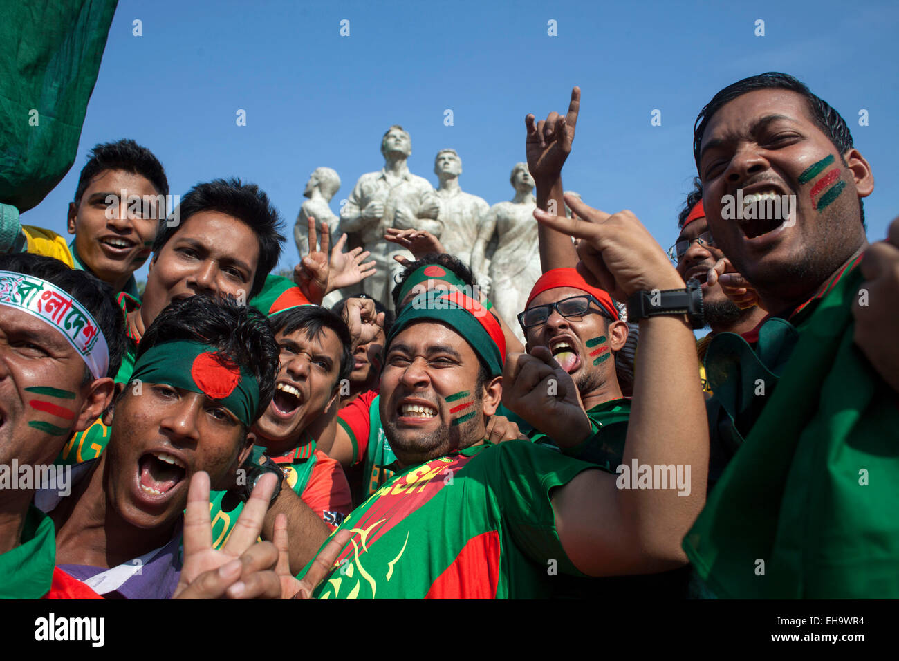 Dacca in Bangladesh . Decimo Mar, 2015. Bangladesh sostenitori festeggiare per le strade di Dhaka dopo la vittoria del 2015 ICC Cricket World Cup Match contro l'Inghilterra e di qualifica per i quarti di finale. Credito: zakir hossain chowdhury zakir/Alamy Live News Foto Stock