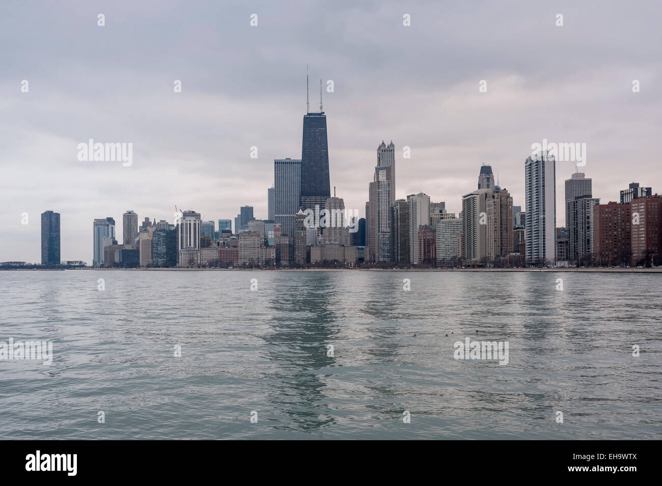 Chicago, Stati Uniti d'America. Il John Hancock Center domina il centro di Chicago skyline, come si vede dal North Avenue beach. Foto Stock