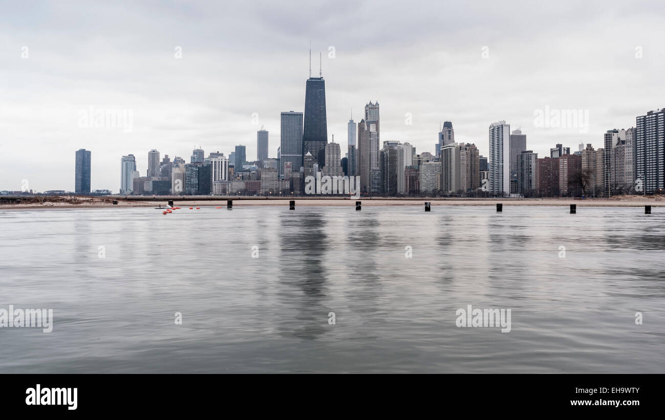 Chicago, Stati Uniti d'America. Il John Hancock Center domina il centro di Chicago skyline, come si vede dal North Avenue beach. Foto Stock