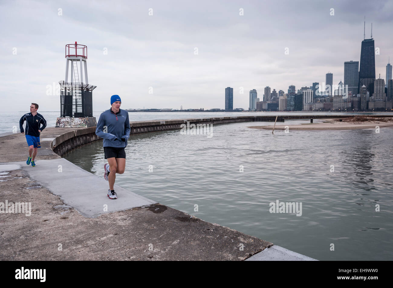 Chicago, Stati Uniti d'America - Guide sul promontorio di North Avenue beach, con lo skyline del centro cittadino di Chicago in background. Foto Stock