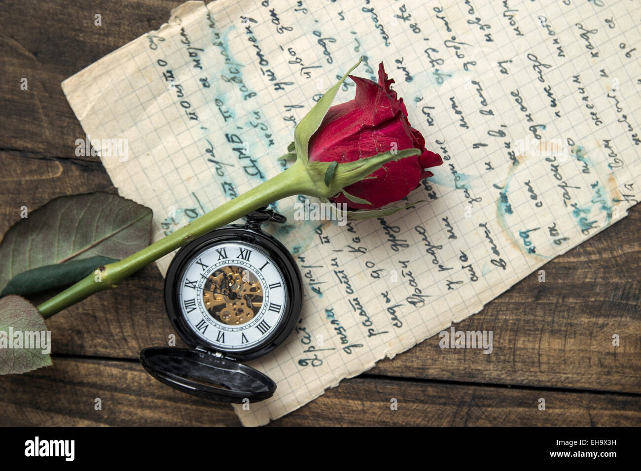 Lettera d'amore e di rosa su sfondo di legno dal di sopra Foto Stock