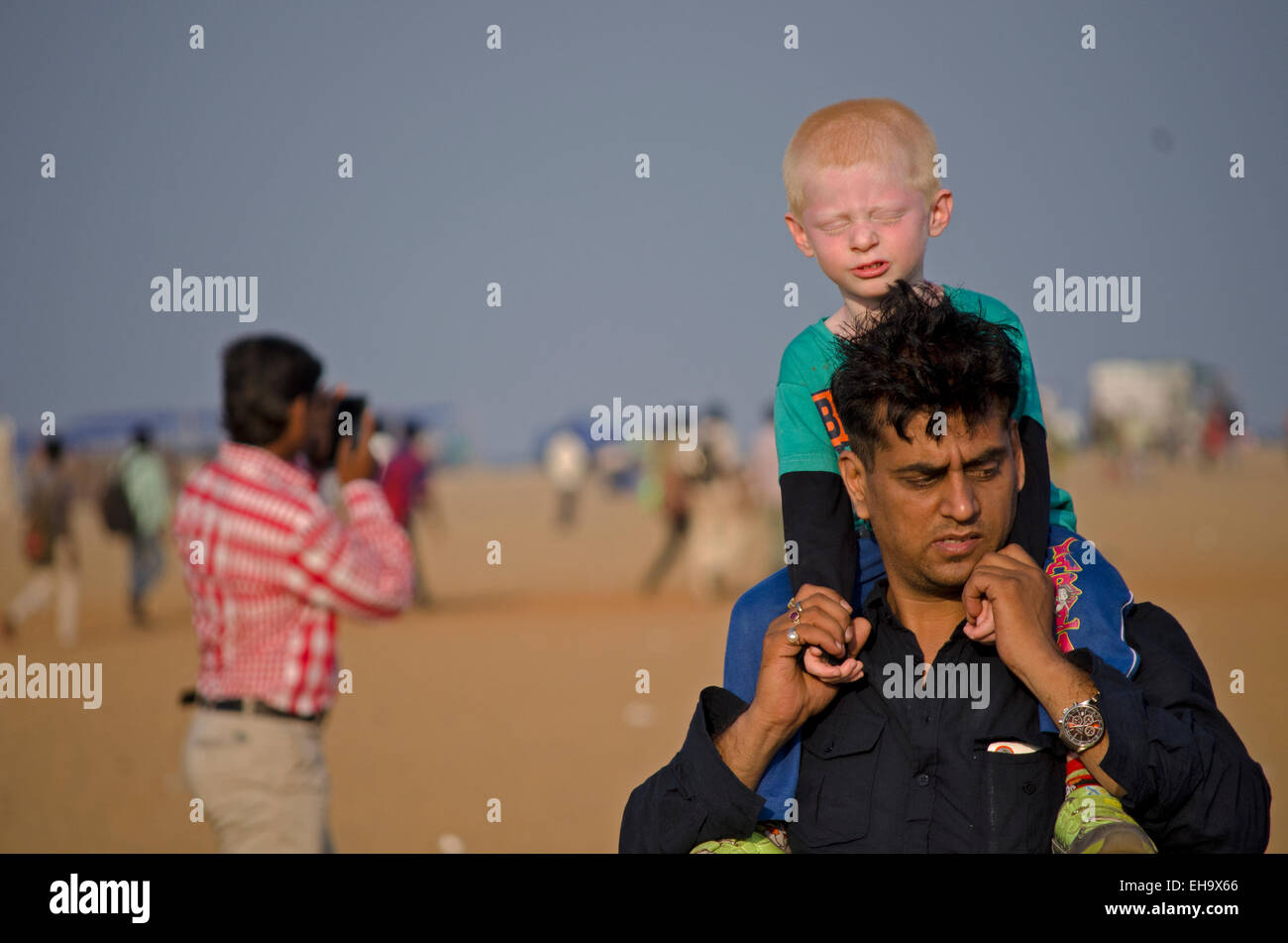 Padre e figlio dimostrando attenzione e affetto a Marina Beach,Chennai,Tamilnadu,l'India Foto Stock